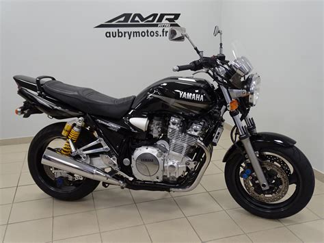 Illustration d'une Yamaha XJR 1300 équipée de phares additionnels LED
