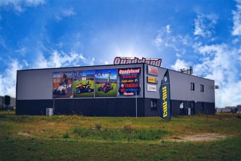 Photo de la façade de la concession Quadyland mettant en avant l'accessibilité