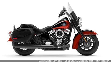 Photo d'une moto Harley-Davidson Softail Heritage équipée de supports et de valises latérales