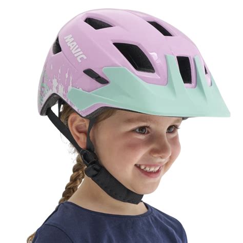 Illustration d'un enfant portant le casque Mavic Junior Explorer lors d'une sortie à vélo.