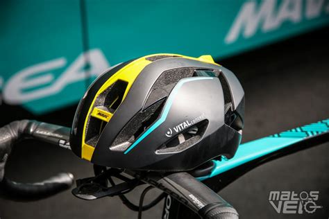 Vue de face et de profil du casque Mavic Comète Ultimate, mettant en avant son design aérodynamique.