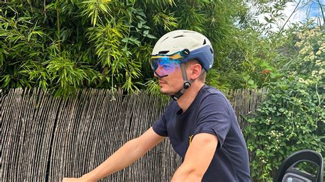 Vue du casque Mavic Speedcity avec sa visière, mettant en avant son design urbain.