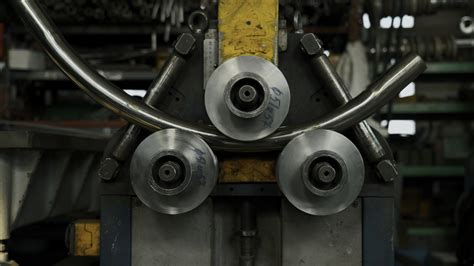 Vue de l'atelier de fabrication SECDEM, montrant les moules et le processus de cintrage manuel.