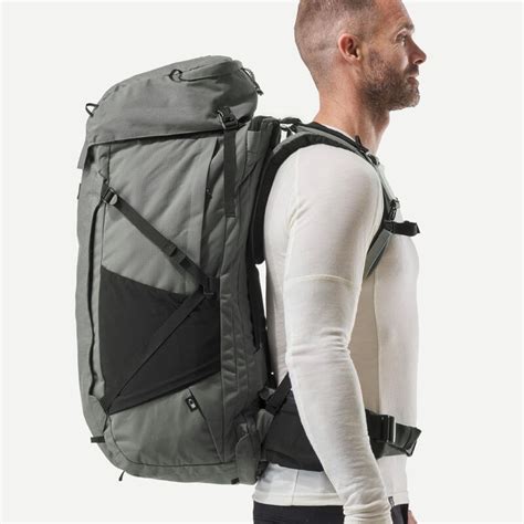 Photo d'un cycliste utilisant un sac à dos de voyage ou un sac de jour lors d'une excursion.