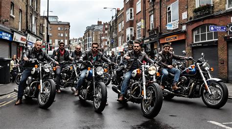 Gamme variée de motos classiques britanniques BSA et Norton exposées.