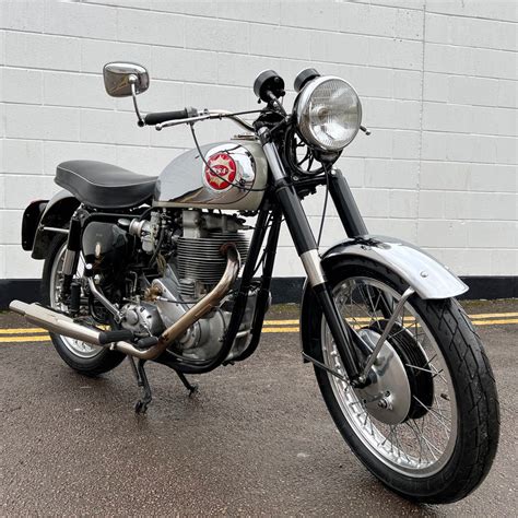 Une BSA Gold Star 500cc des années 1950, symbole de performance.