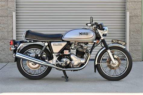 Une Norton Commando 850cc, célébrée pour son système Isolastic.