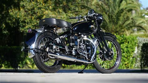 Une Vincent Black Shadow, célèbre pour sa vitesse et son design audacieux.