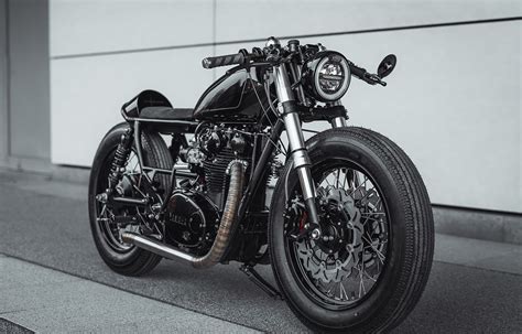 Une sélection de motos Cafe Racer modernes garées côte à côte, mettant en avant leur design épuré et sportif.
