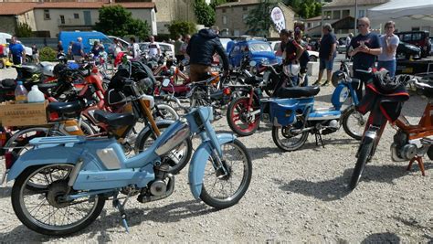 Thème : Vue d'ensemble du rassemblement de mobylettes avec des participants et des véhicules exposés