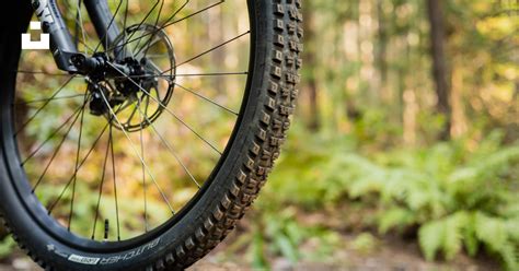 Gros plan sur un pneu de vélo VTT de 29 pouces avec une section large