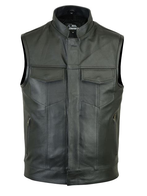 Gros plan sur la texture du cuir de vachette d'un gilet biker