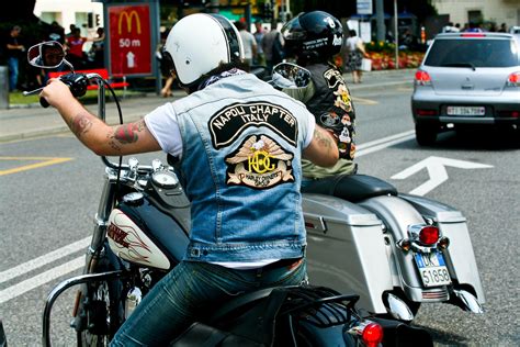 Gilet biker avec des patchs de club de motards cousus au dos