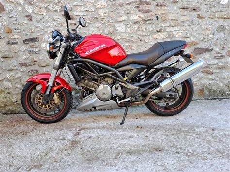 Cagiva Raptor 1000, vue latérale, mettant en valeur son design italien distinctif.