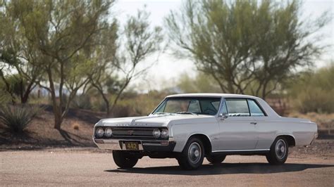 Comparaison visuelle des attributs extérieurs des muscle cars de l'époque (Buick GS vs. Chevrolet Camaro vs. Dodge Charger)