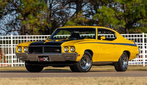 Photographie de la Buick GSX 1970 jaune avec ses bandes décoratives