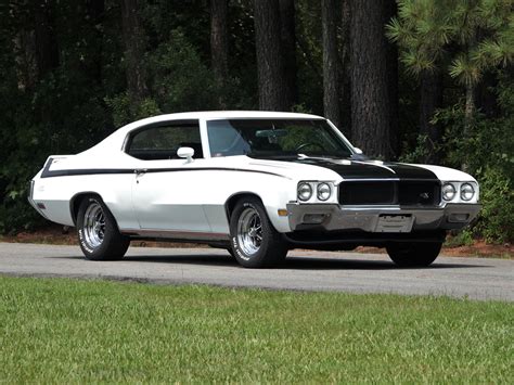Vue intérieure de la Buick GSX 1970, mettant en avant le volant et les sièges
