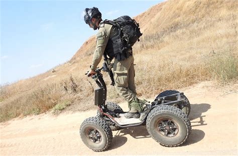 Photo d'une trottinette militaire EZRaider HD4 en action sur un terrain accidenté