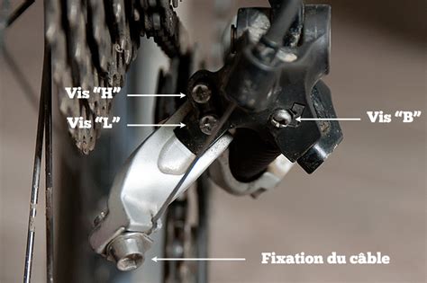 Vue rapprochée des vis de butée L et H sur un dérailleur avant.