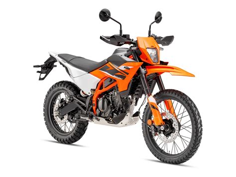 Schéma comparatif des deux versions de la KTM 125 Enduro de 1976, détaillant les différences.