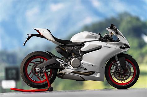 Photo de Fabienne Berlivet sur sa Ducati 899 Panigale lors d'une course