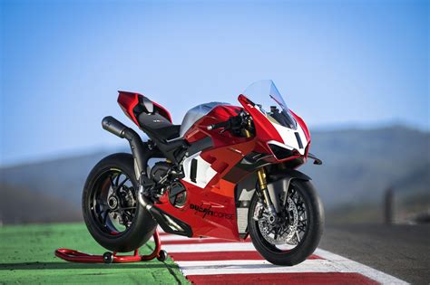 Photo de Mamzelle Laura souriante devant la Ducati 899 Panigale