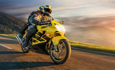 Illustration montrant la position de conduite typique d'une moto sportive