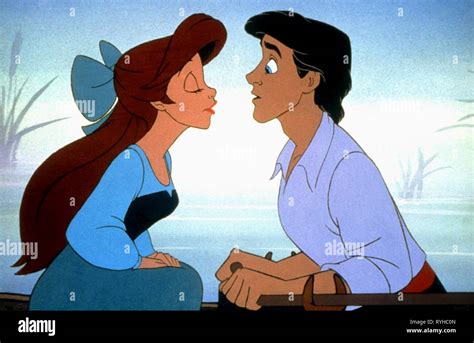 Illustration d'Ariel chantant pour le Prince Eric sur une plage