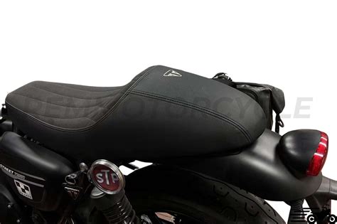 Comparaison visuelle entre une selle monoplace et une selle biplace pour moto Cafe Racer