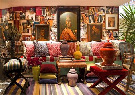 Illustration de deux Sims dans un salon décoré dans un style maximaliste, avec des murs aux motifs variés et des meubles éclectiques.
