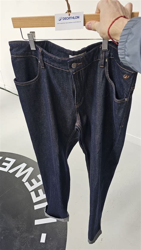 Une image du jean Btwin Commuter de Decathlon, mettant en avant son design classique et ses détails techniques.