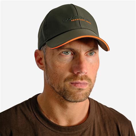 Une personne portant une casquette de chasse imperméable par temps pluvieux.