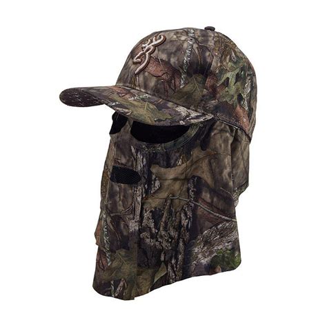 Gros plan sur une casquette de chasse avec ses deux LED intégrées dans la visière.