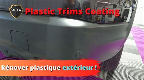 Image illustrative de l'application du rénovateur sur une pièce en plastique noir décoloré.
