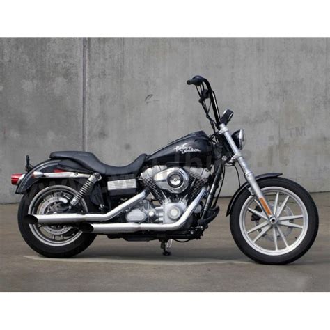 Motard avec un guidon Ape Hanger sur une Harley-Davidson.