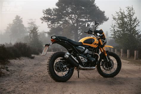 Photo d'une moto préparée en style scrambler, équipée pour l'aventure