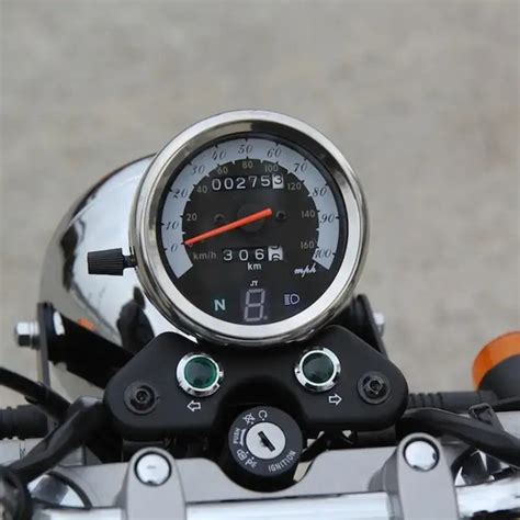 Détail du poste de pilotage d'une cafe racer avec compteur Motogadget et guidons bracelets