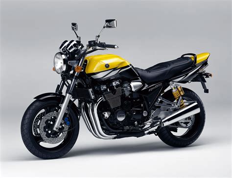 Vue latérale d'une XJR 1300 préparée avec peinture personnalisée et éléments vintage