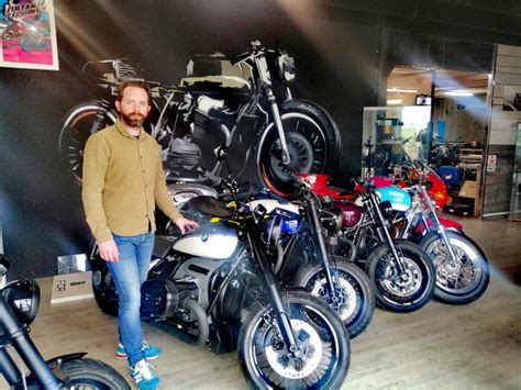 Photo de l'atelier FCR Original avec plusieurs motos en cours de préparation