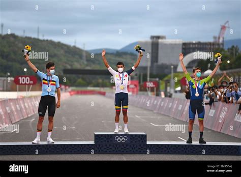 Photo du podium de la course cycliste masculine des JO de Tokyo avec Richard Carapaz, Wout Van Aert et Tadej Pogacar.