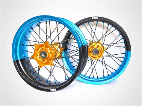 Exemple de jantes Supermotard MBL bicolores avec gravage personnalisé sur le moyeu