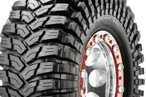 Photo illustrant un pneu Maxxis Trepador M8060 monté sur une jante tout-terrain.