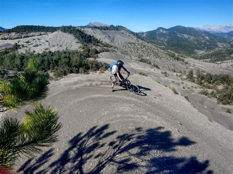 Paysage hivernal des Terres Noires avec un VTT.