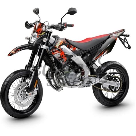Photo du Derbi Senda SM DRD Pro Projet avec un design agressif et des couleurs vives.