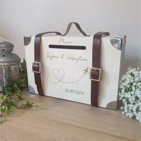 Urne en forme de Vespa, bleue et chocolat, personnalisée avec un prénom et une date.
