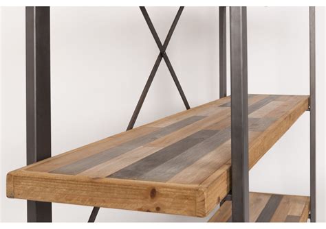 Bar de style industriel en bois et métal, avec des étagères pour bouteilles.