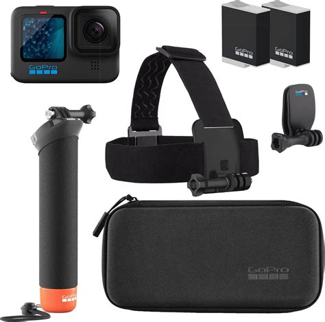 Visuel présentant un ensemble d'accessoires GoPro pour motards : perche, fixations, batteries, sac.