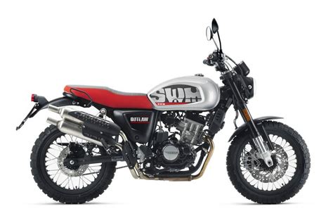 Vue latérale de la SWM 125 Outlaw, mettant en évidence sa couleur grise, la selle contrastée et les pneus tout-terrain
