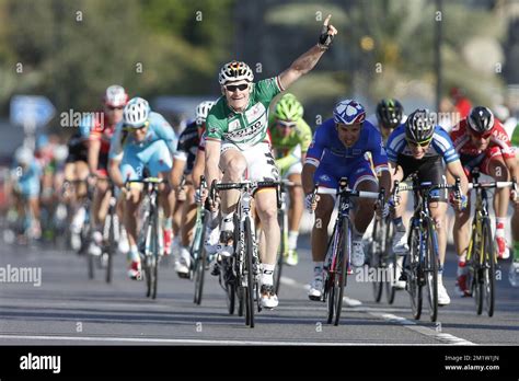 Cyclistes franchissant la ligne d'arrivée d'une course cycliste