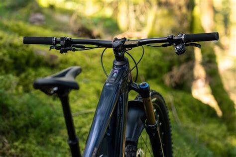 Infographie présentant différentes largeurs de guidons adaptées aux disciplines VTT (XC, Trail, Enduro).